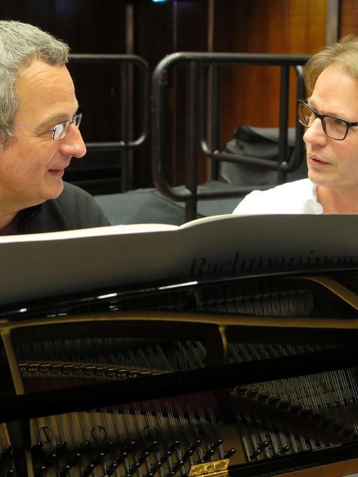 Der Pianist Michael Korstick und der Moderator Christoph Schmitz sitzen am Flügel im Deutschlandfunk Kammermusiksaal.