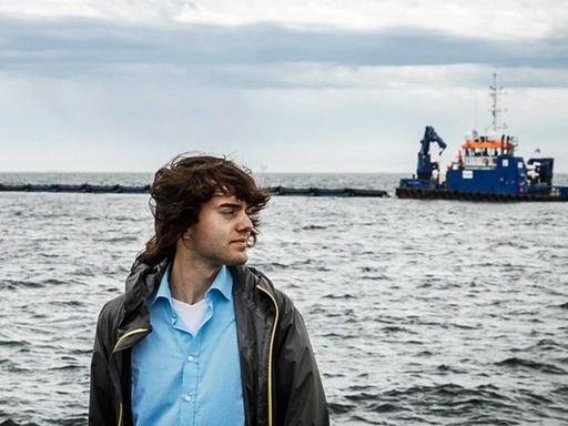 Der niederländische Erfinder Boyan Slat während der Installation des ersten Prototyps seines Projekts "The Ocean Cleanup" in der Nordsee am 23. Juni 2016