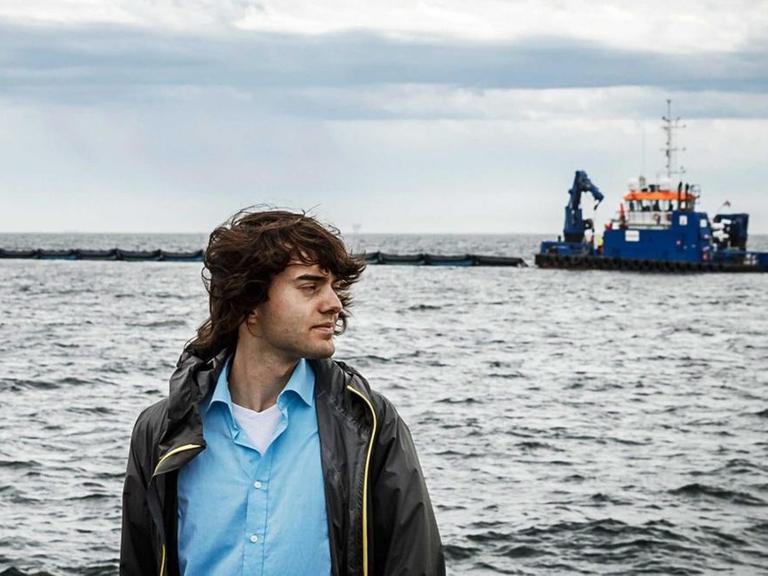 Der niederländische Erfinder Boyan Slat während der Installation des ersten Prototyps seines Projekts "The Ocean Cleanup" in der Nordsee am 23. Juni 2016