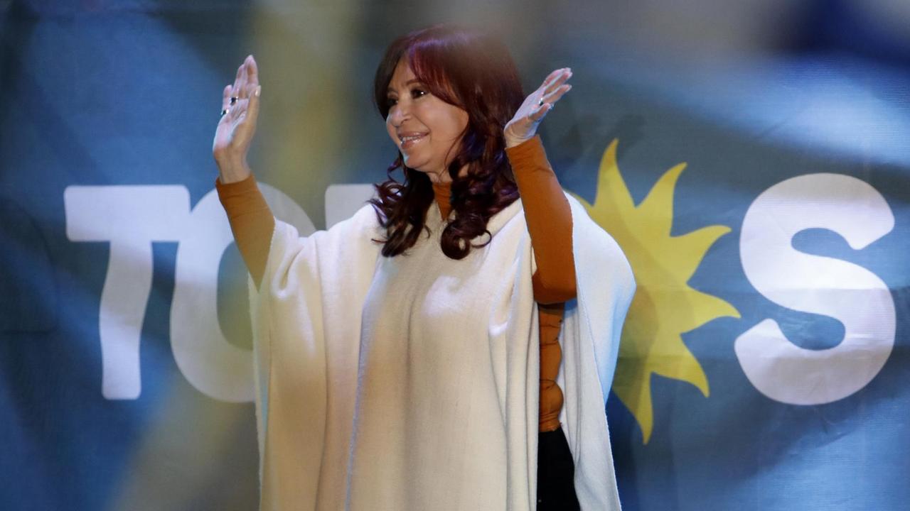 Cristina Fernandez de Kirchner auf einer Wahlkampfveranstaltung am 17. Oktober in Santa Rosa, Argentinien. Eine Frau steht auf einer Bühne und winkt Menschen zu, die die argentinische Flagge halten. Cristina Fernandez de Kirchner auf einer Wahlkampfveranstaltung am 17. Oktober in Santa Rosa, Argentinien. Eine Frau steht auf einer Bühne und winkt Menschen zu, die die argentinische Flagge halten.