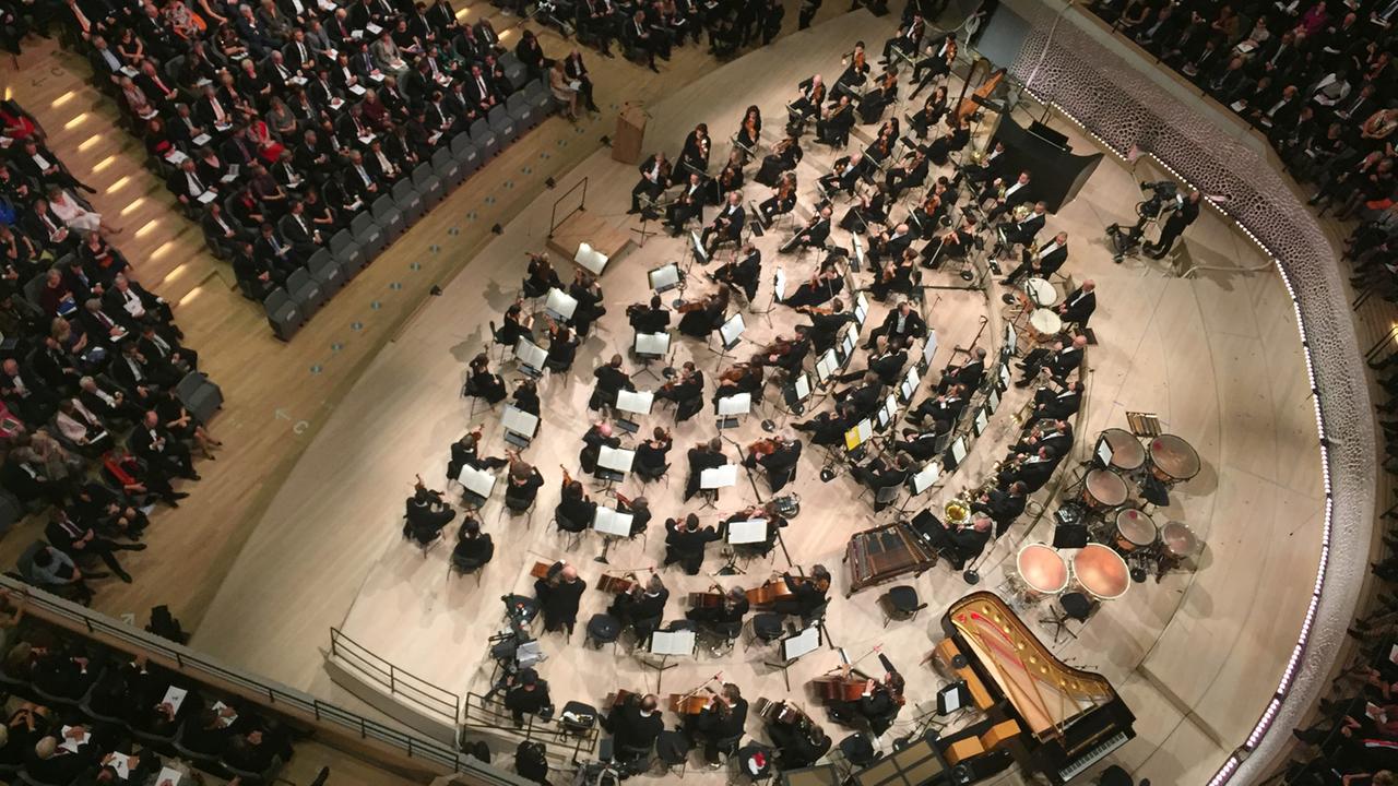 Orchester und Publikum vor dem Eröffnungskonzert in der Hamburger Elbphilharmonie