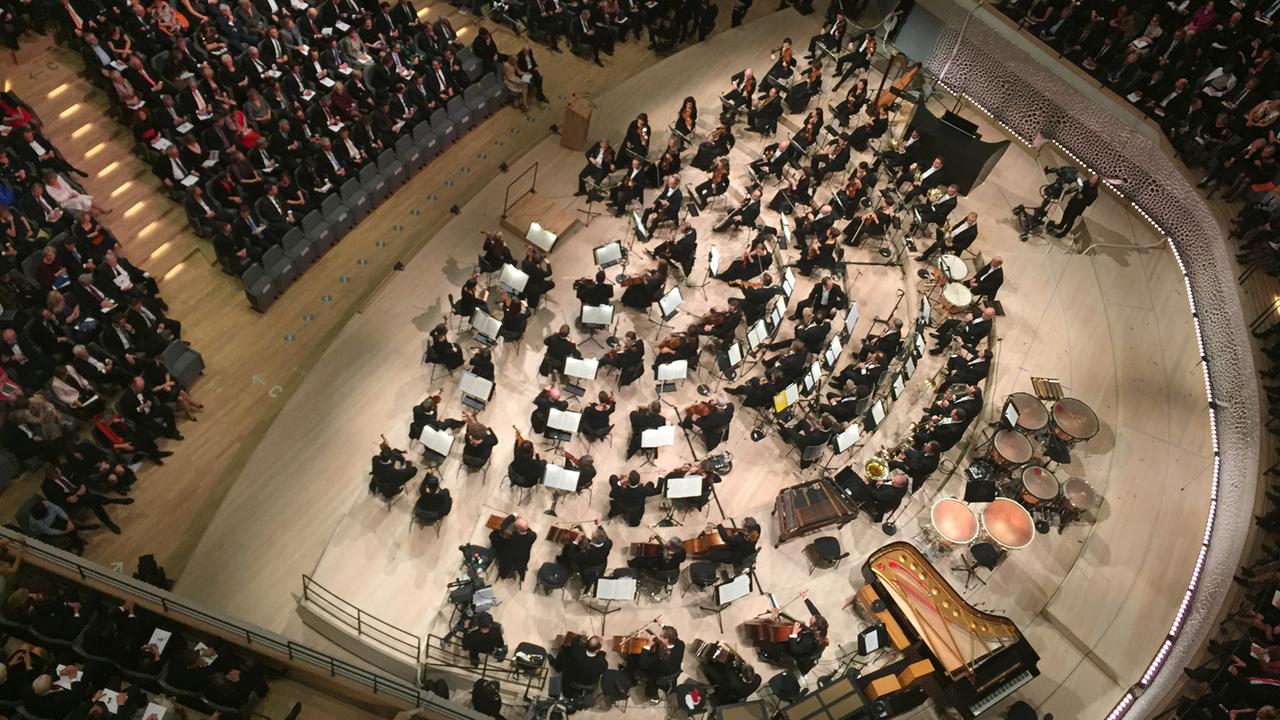 Orchester und Publikum vor dem Eröffnungskonzert in der Hamburger Elbphilharmonie Orchester und Publikum vor dem Eröffnungskonzert in der Hamburger Elbphilharmonie