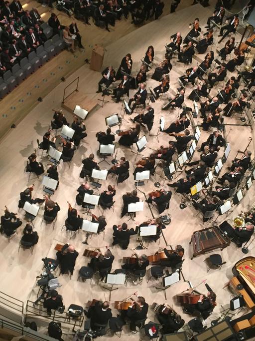 Orchester und Publikum vor dem Eröffnungskonzert in der Hamburger Elbphilharmonie