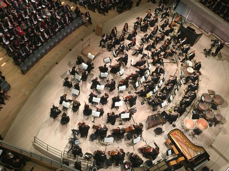 Orchester und Publikum vor dem Eröffnungskonzert in der Hamburger Elbphilharmonie