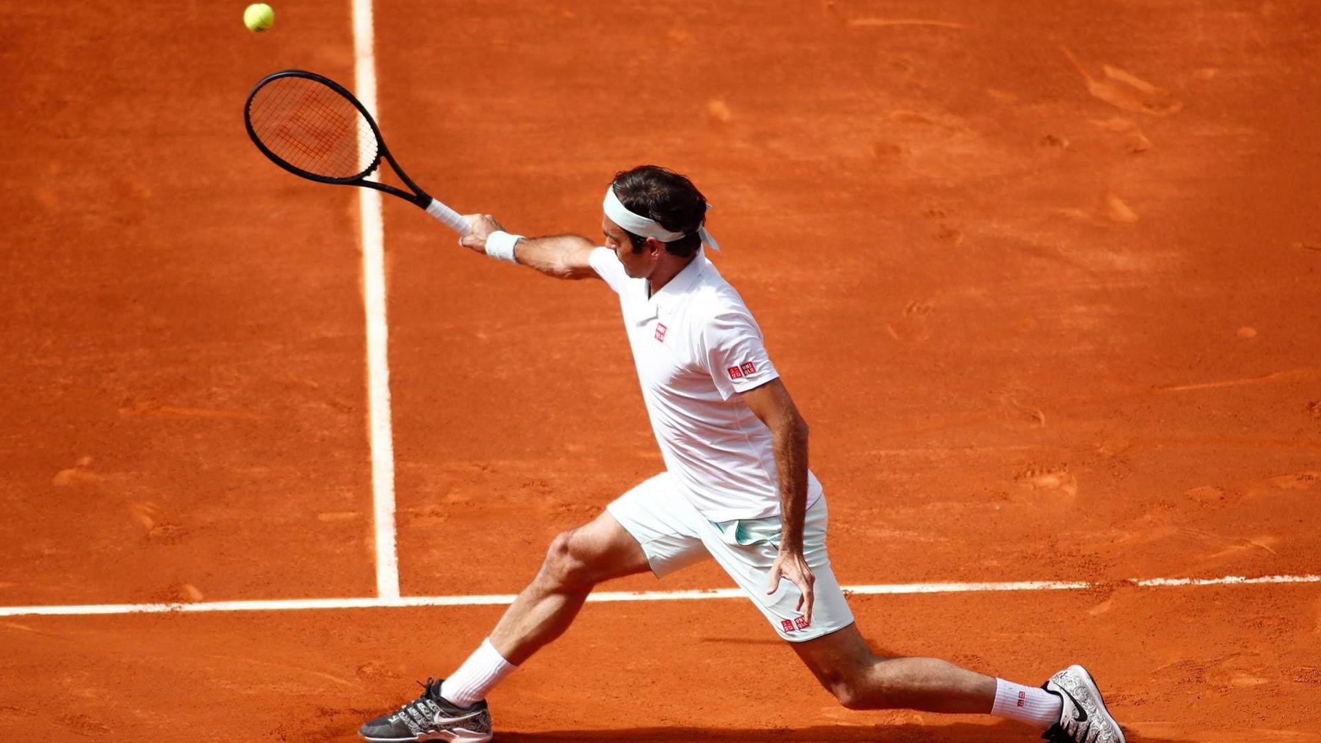 Der Schweizer Tennisspieler Roger Federer schlägt eine einhändige Rückhand. Der Schweizer Tennisspieler Roger Federer schlägt eine einhändige Rückhand.