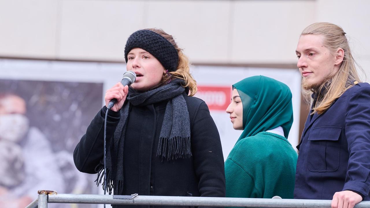 Klimaaktivistin Luisa Neubauer (l.) spricht vor dem Willy-Brandt-Haus, ...</p>

                        <a href=