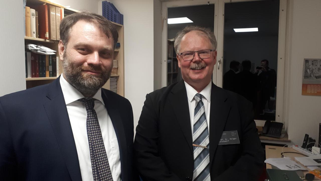 Holger Strutwolf (r.) leitet das Bibelmuseum in Münster. Holger Strutwolf (r.) leitet das Bibelmuseum in Münster.