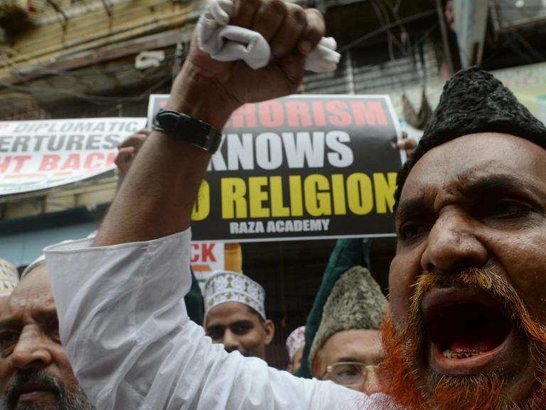 Indische Muslime skandieren Anti-Pakistan-Parolen auf einer Demonstration in Mumbai am 20. September 2016 nach einem Anschlag auf einen indischen Armeestützpunkt in Kaschmir.