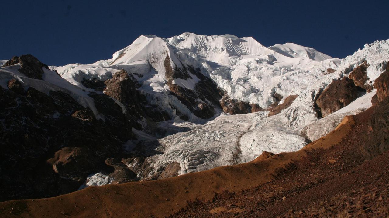 Brauner Berg mit Schneespitze Brauner Berg mit Schneespitze