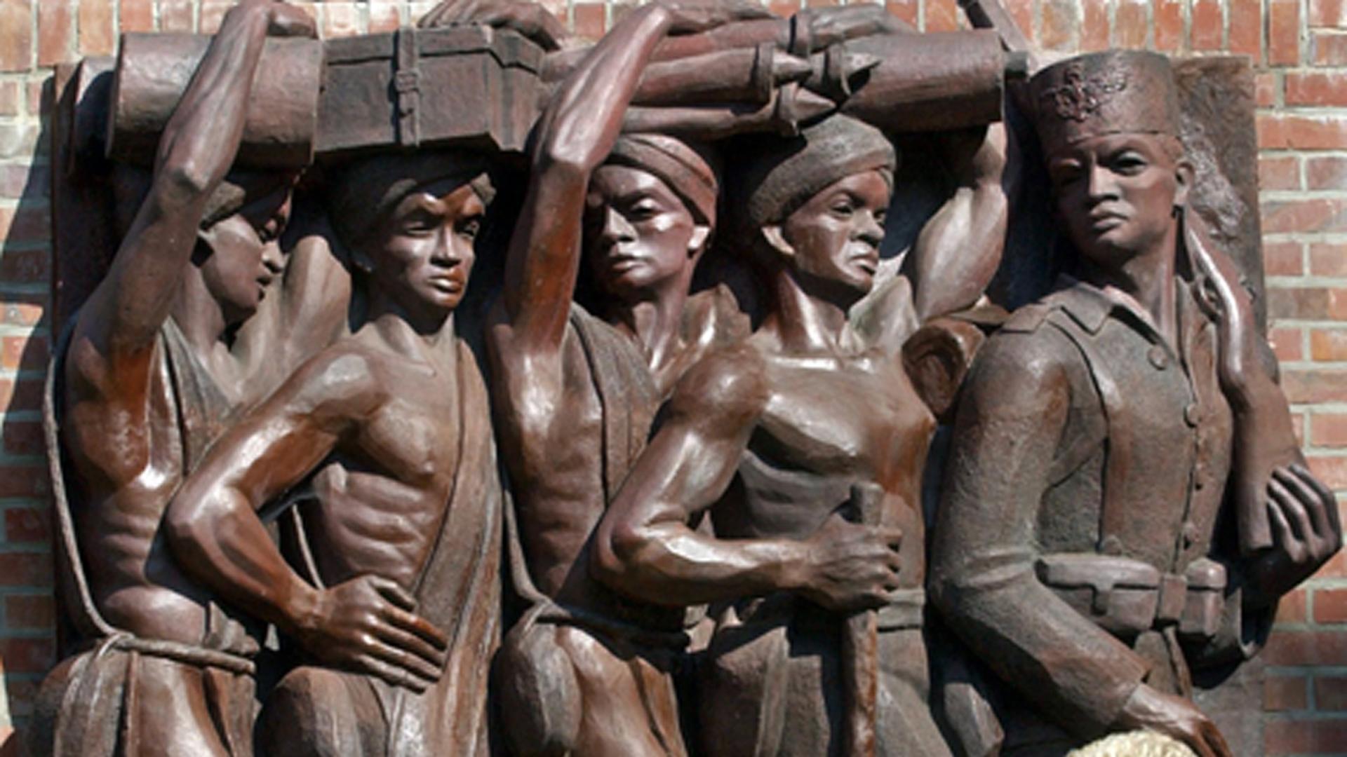 Eine Frau fotografiert am 5.9.2003 das Askari-Relief im Tanzania-Park in Hamburg.