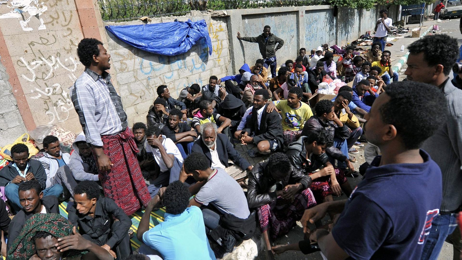 Eritreische Flüchtlinge warten vor einem UN-Flüchtlingslager in Sana, Jemen, auf Hilfe.