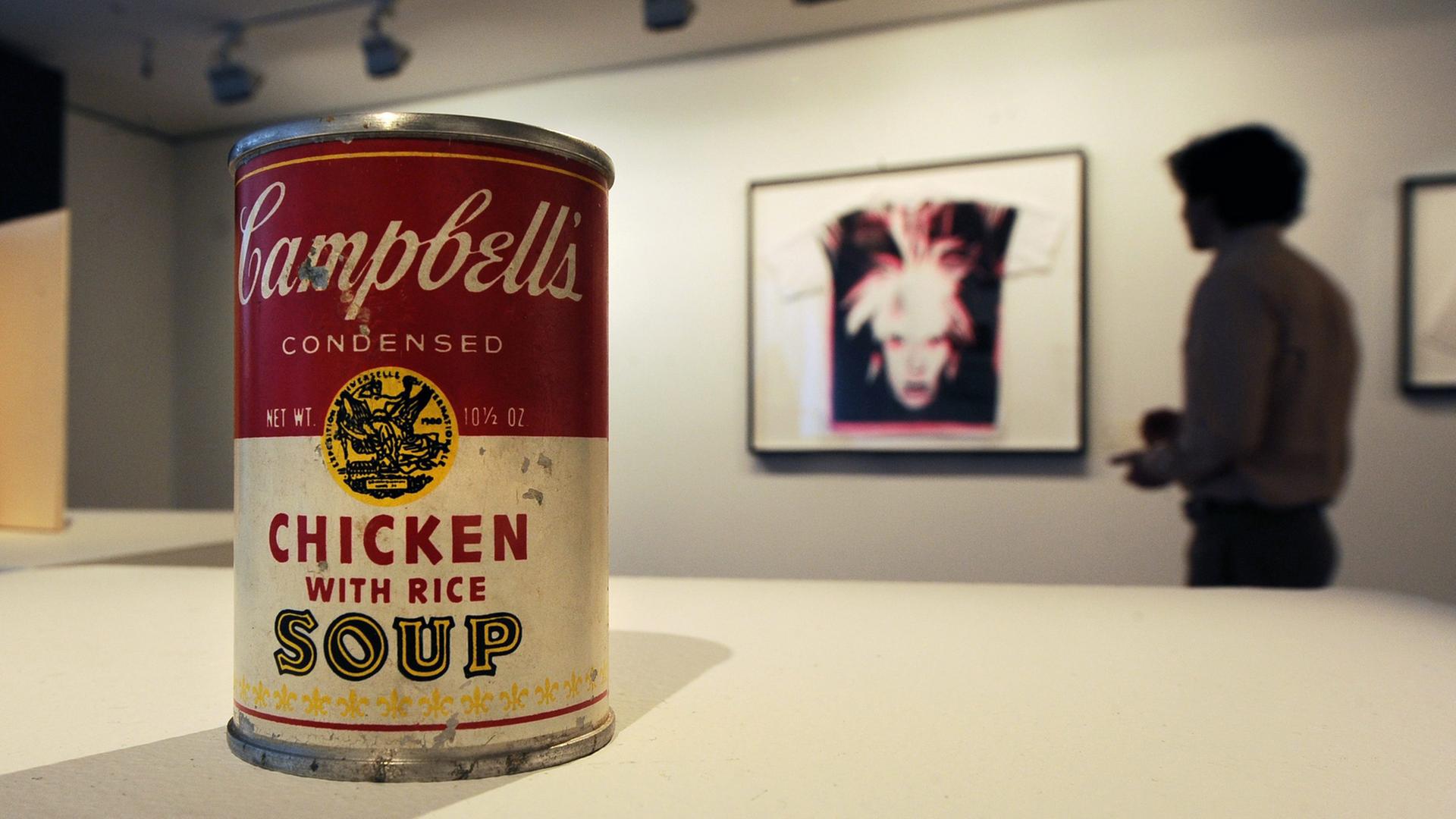 Kennt jeder: Warhols Werk "Campbell's Chicken with Rice Soup" von 1964. Kennt jeder: Warhols Werk "Campbell's Chicken with Rice Soup" von 1964.