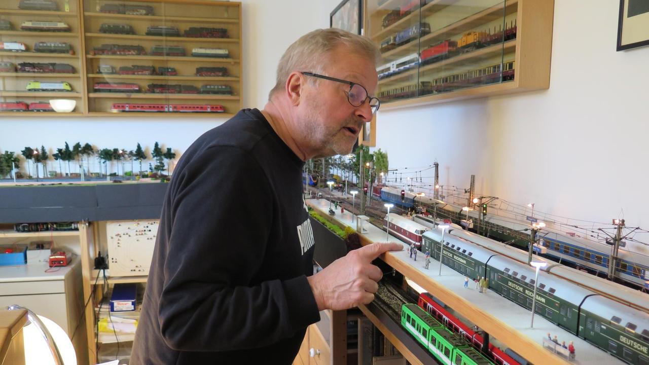 Peter Strunk an seiner Anlage an den Gleisen. Peter Strunk an seiner Anlage an den Gleisen.