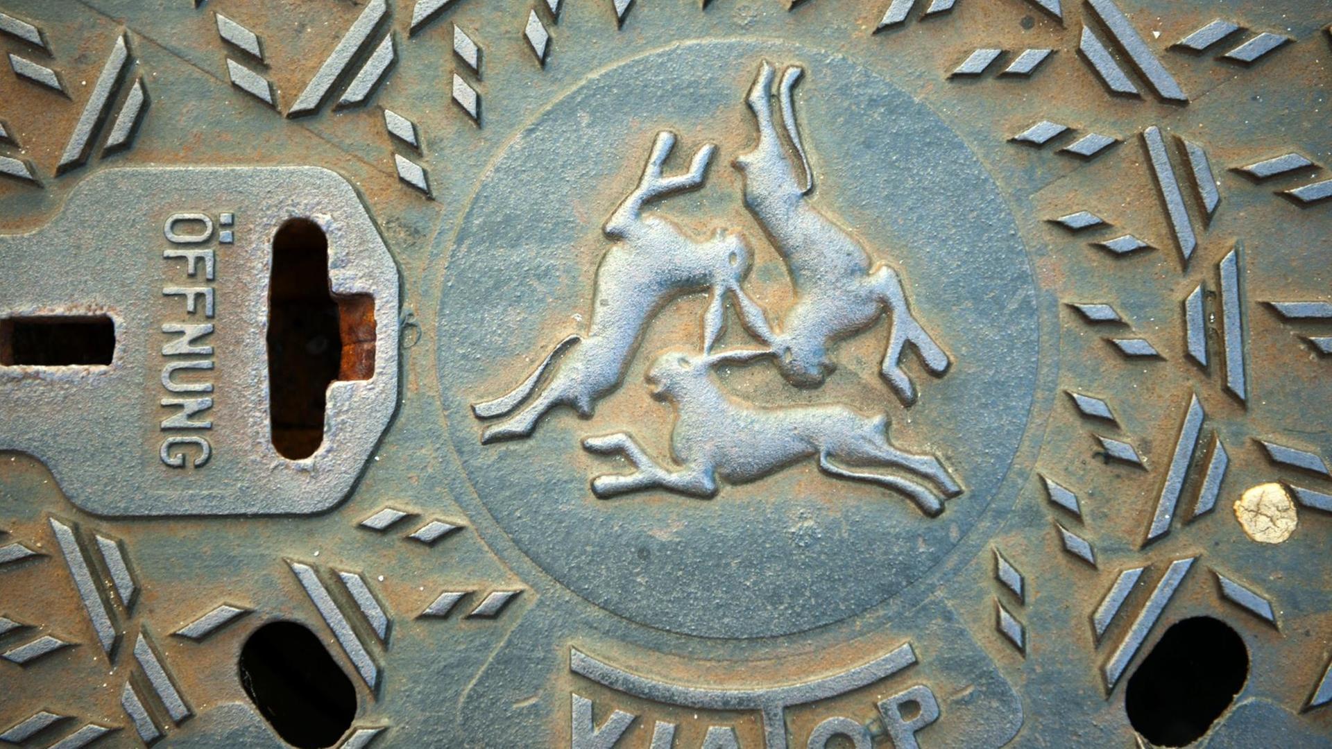 Paderborn, Kanaldeckel, mit dem Symbol der drei Hasen