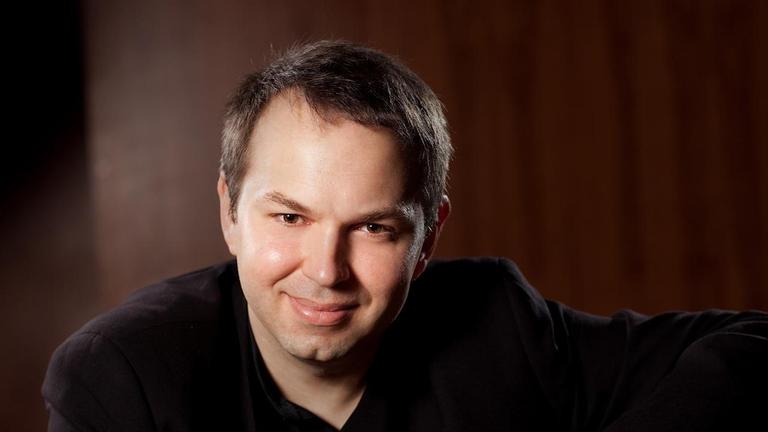 Der Pianist Eldar Nebolsin sitzt an einem Konzertflügel Der Pianist Eldar Nebolsin sitzt an einem Konzertflügel
