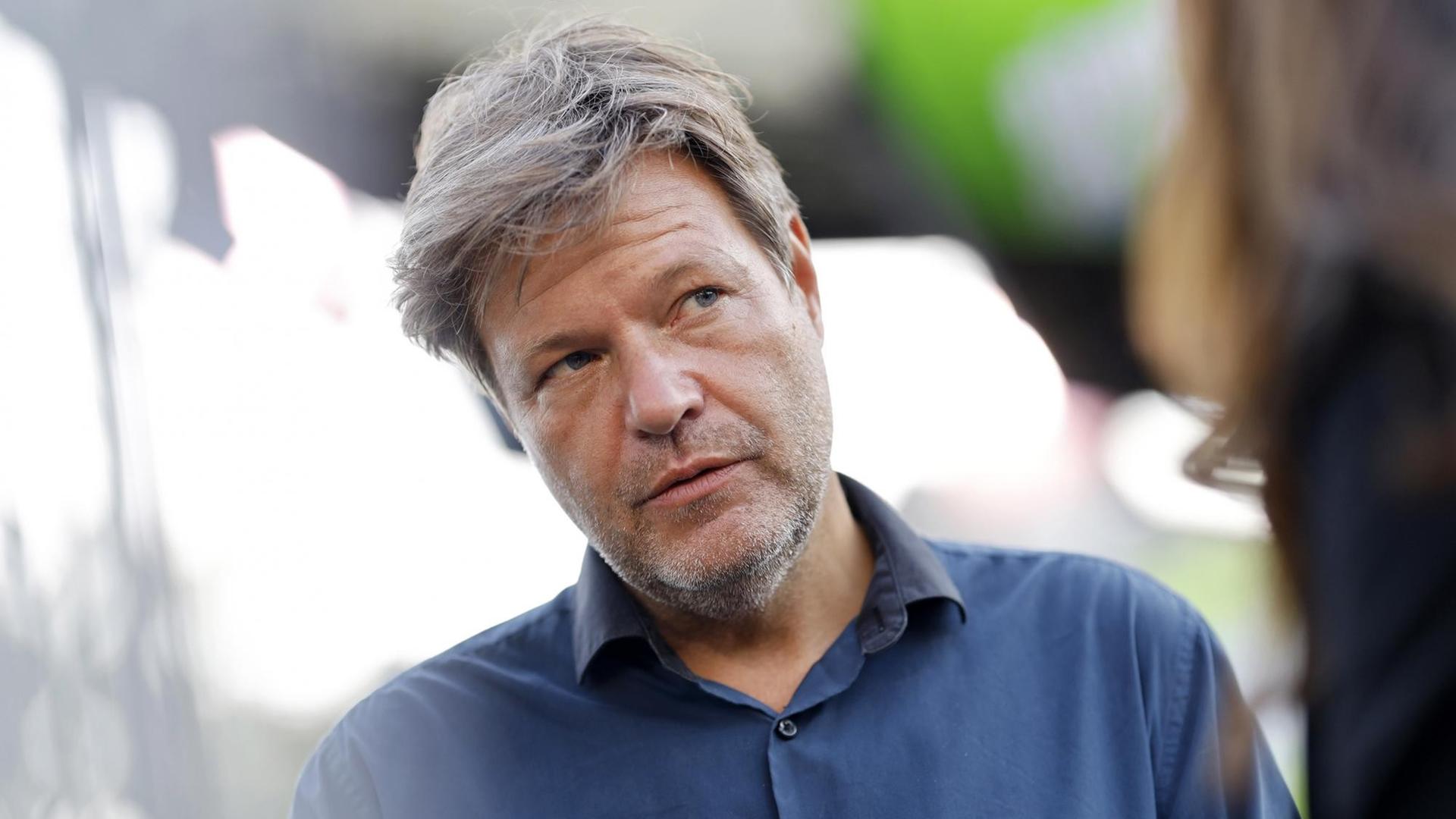 Robert Habeck redet bei einem Wahlkampf-Auftritt für die Kölner Grünen auf dem Heumarkt. Köln, 22.09.2021 Robert Habeck redet bei einem Wahlkampf-Auftritt für die Kölner Grünen auf dem Heumarkt. Köln, 22.09.2021
