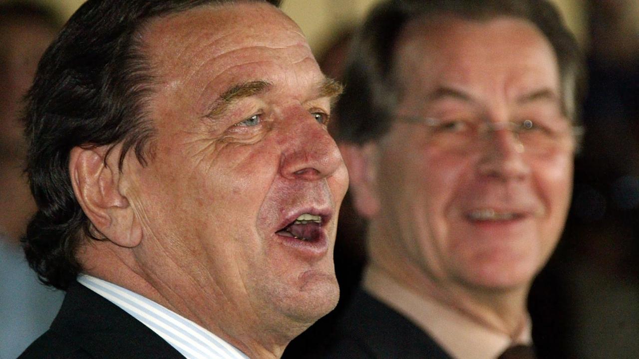 Lachend beantwortet Bundeskanzler Gerhard Schröder (SPD, l) zusammen mit dem SPD-Vorsitzenden Franz Müntefering (r) am Mittwoch (05.10.2005) im Reichstagsgebäude in Berlin die Fragen von Journalisten. Die Spitzen von SPD und CDU/CSU hatten sich zuvor zu einem weiteren Sondierungsgespräch getroffen. Union und SPD haben in ihrem dritten Gespräch einen großen Schritt hin zu einer großen Koalition getan. Beide Seiten sprachen im Anschluss an das Treffen von großer inhaltlicher Übereinstimmung. Die strittige Frage der Kanzlerschaft wollen beide Seiten "sehr zeitnah" klären. Foto: Wolfgang Kumm dpa/lbn (zu dpa-kurz 0095) +++(c) dpa - Report+++ | Verwendung weltweit Lachend beantwortet Bundeskanzler Gerhard Schröder (SPD, l) zusammen mit dem SPD-Vorsitzenden Franz Müntefering (r) am Mittwoch (05.10.2005) im Reichstagsgebäude in Berlin die Fragen von Journalisten. Die Spitzen von SPD und CDU/CSU hatten sich zuvor zu einem weiteren Sondierungsgespräch getroffen. Union und SPD haben in ihrem dritten Gespräch einen großen Schritt hin zu einer großen Koalition getan. Beide Seiten sprachen im Anschluss an das Treffen von großer inhaltlicher Übereinstimmung. Die strittige Frage der Kanzlerschaft wollen beide Seiten "sehr zeitnah" klären. Foto: Wolfgang Kumm dpa/lbn (zu dpa-kurz 0095) +++(c) dpa - Report+++ | Verwendung weltweit