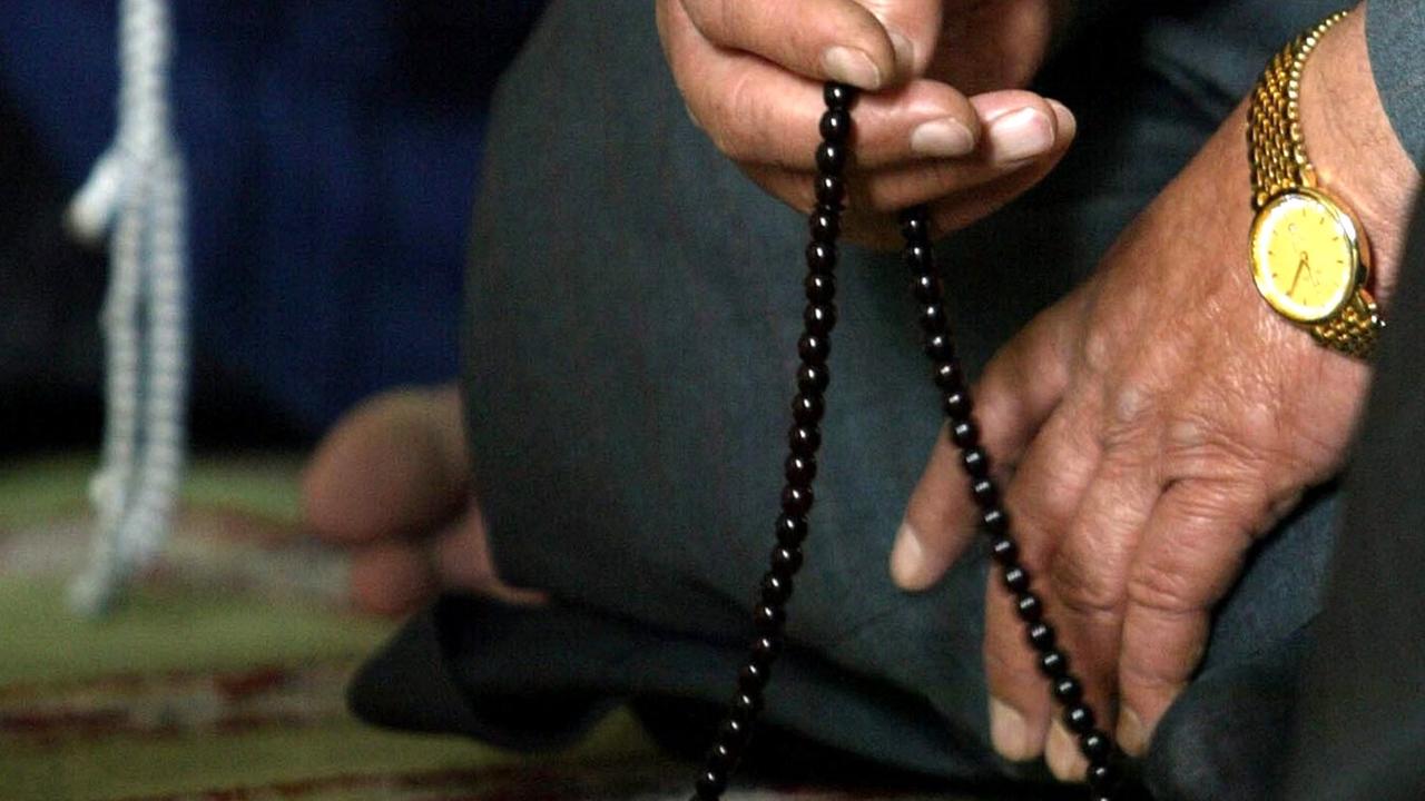 Irakische sunnitische Muslime mit Gebetsketten vor dem Freitagsgebet in der Umm Al-Qura Moschee in Bagdad, Irakische sunnitische Muslime mit Gebetsketten vor dem Freitagsgebet in der Umm Al-Qura Moschee in Bagdad,