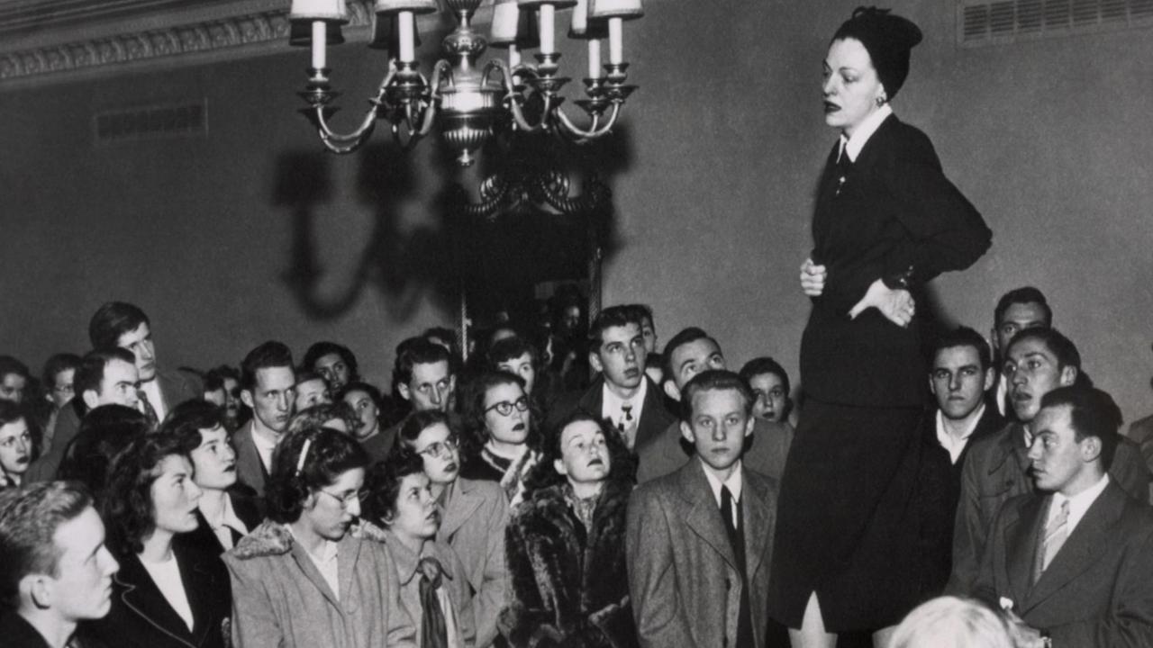 Die Abgeordnete der Demokraten, Helen Gahagan Douglas, steht auf einem Tisch und spricht im März 1948 mit Studierenden in Washington.