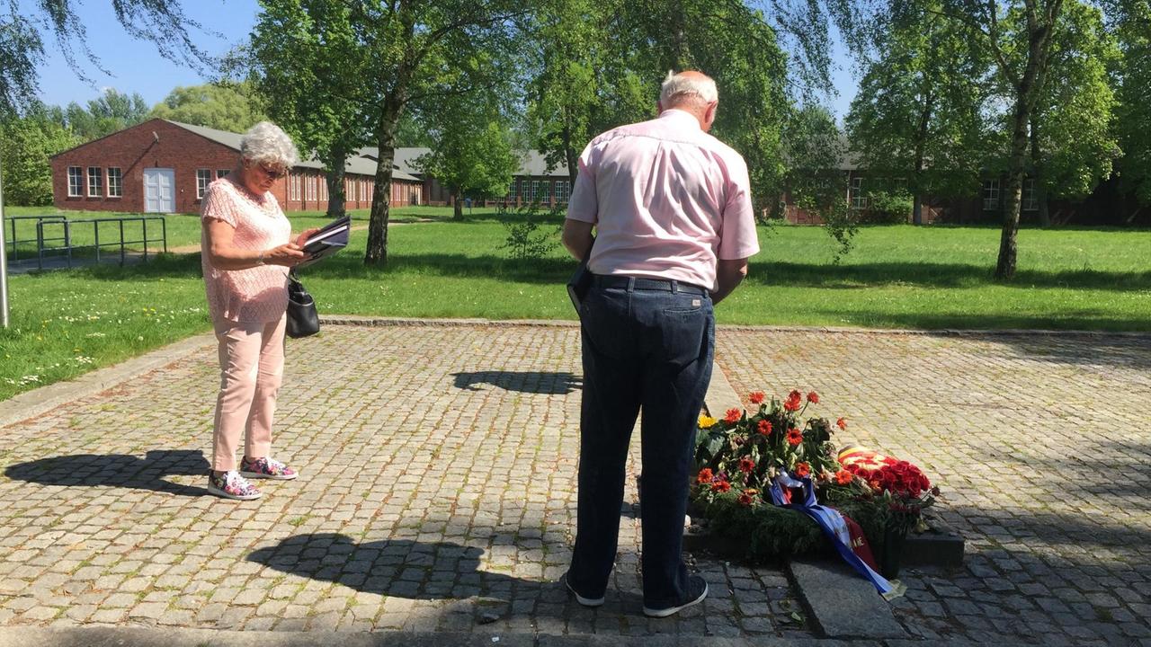 Der Niederländer Joost de Snoo und seine Frau Trus de Snoo legen auf dem Gelände des Konzentrationslagers Neuengamme Blumen nieder. Der Niederländer Joost de Snoo und seine Frau Trus de Snoo legen auf dem Gelände des Konzentrationslagers Neuengamme Blumen nieder.