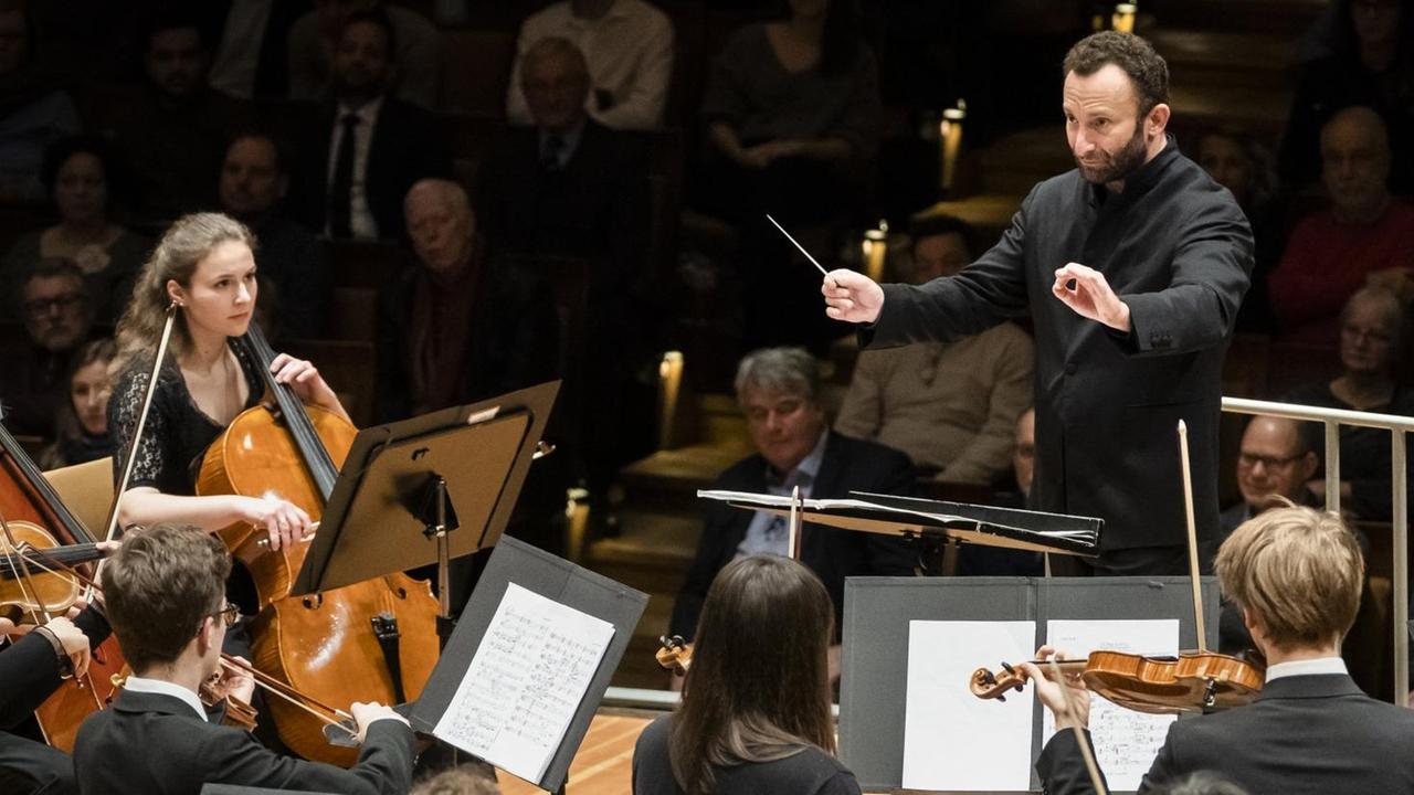 Der Dirigent beim Konzert mit den Berliner Philharmonikern. Der Dirigent beim Konzert mit den Berliner Philharmonikern.