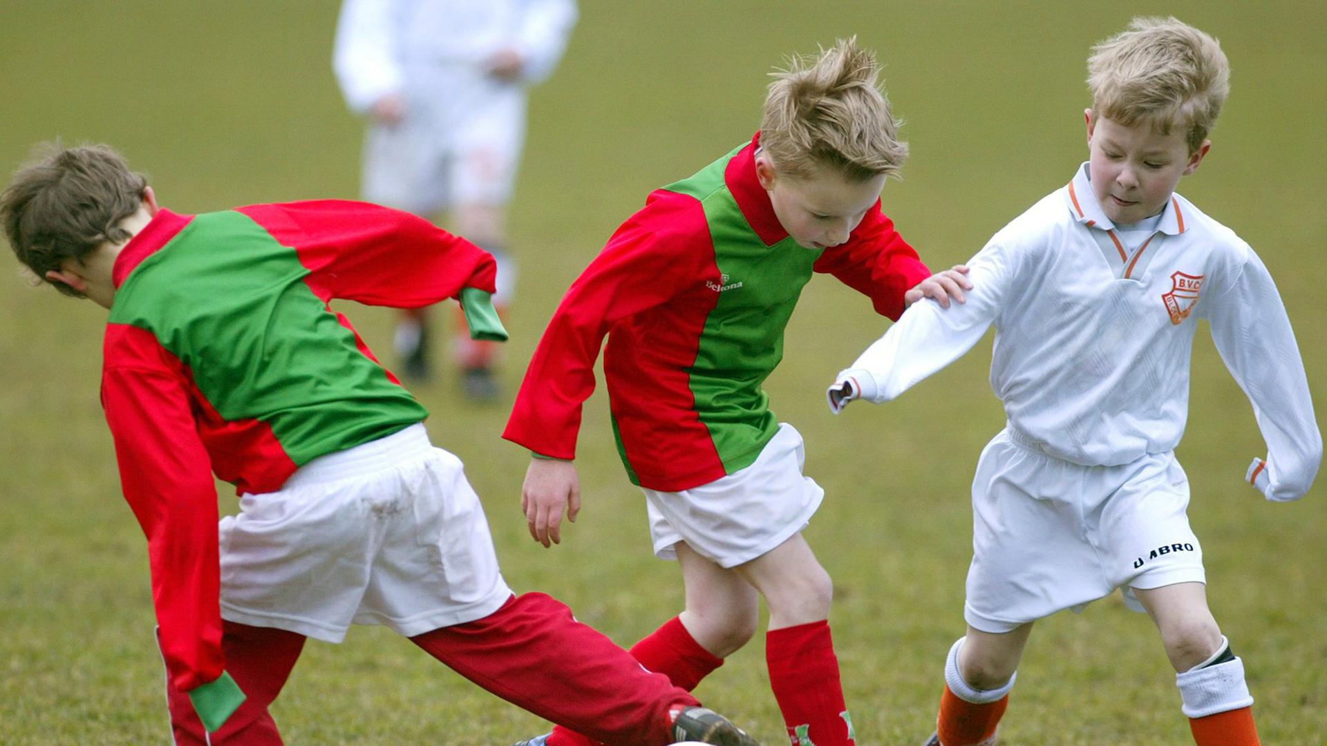 Kinder spielen Fußball. Kinder spielen Fußball.
