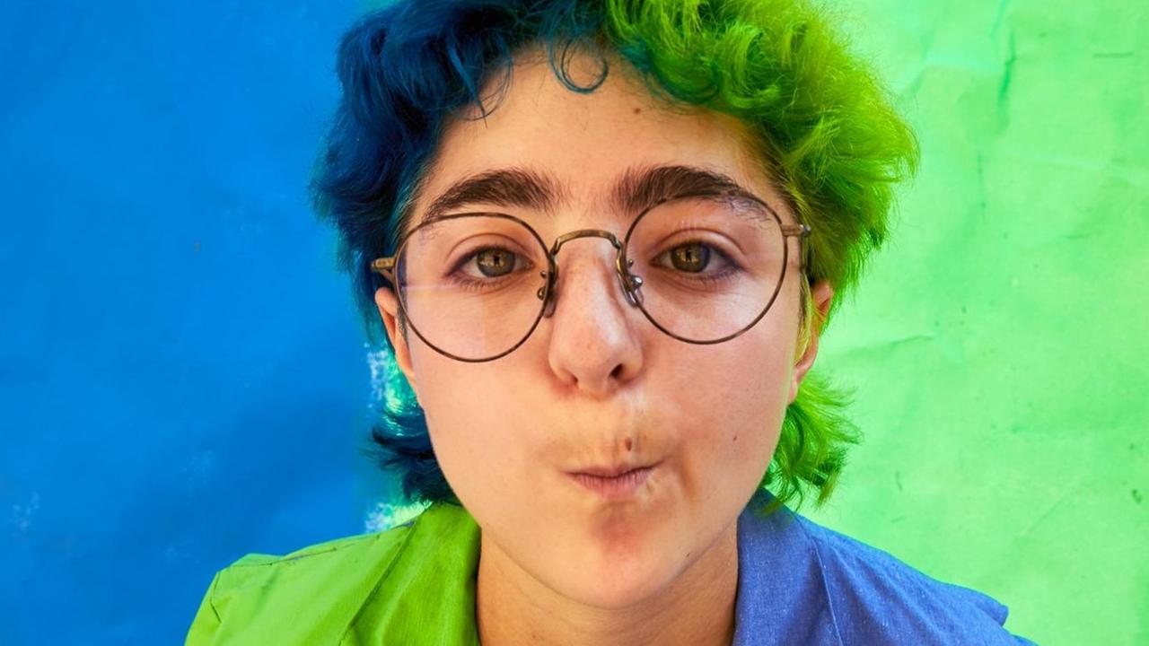 Porträtfoto von Claud vor einem blau-grünen Hintergrund Porträtfoto von Claud vor einem blau-grünen Hintergrund