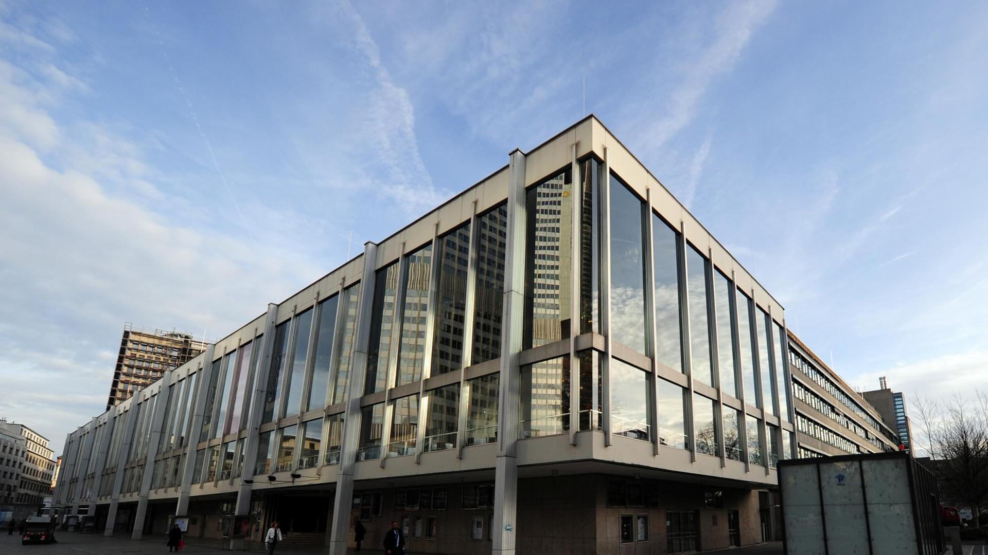 Oper und Schauspiel in Frankfurt am Main (Hessen), aufgenommen am 09.12.2013. Schauspiel und Oper teilen sich in Frankfurt ein Gebäude, das an Schlichtheit kaum zu überbieten ist. Mitte Dezember 1963 wurde es eröffnet. Oper und Schauspiel in Frankfurt am Main (Hessen), aufgenommen am 09.12.2013. Schauspiel und Oper teilen sich in Frankfurt ein Gebäude, das an Schlichtheit kaum zu überbieten ist. Mitte Dezember 1963 wurde es eröffnet.