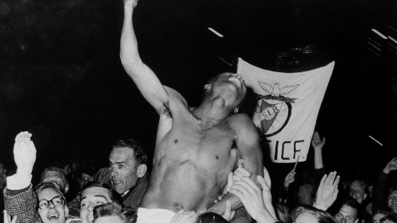 Eusébio wird von Fans nach einem Sieg getragen. Eusébio wird von Fans nach einem Sieg getragen.