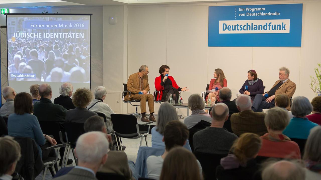 Kulturgespräch mit (v.l.) Michael Wolffsohn, Mirjam Wenzel, Christiane Florin Natalia Verzhbovska und Micha Brumlik Kulturgespräch mit (v.l.) Michael Wolffsohn, Mirjam Wenzel, Christiane Florin Natalia Verzhbovska und Micha Brumlik