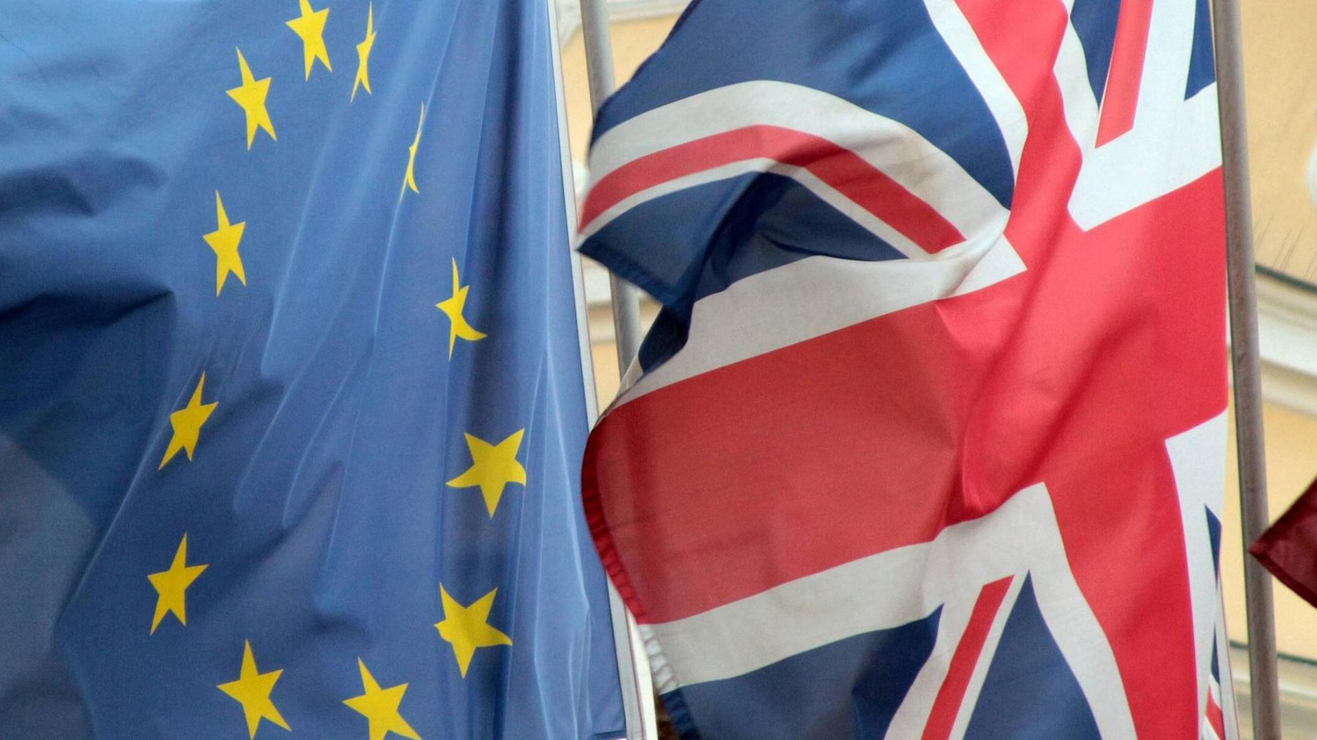 Die Flaggen der EU und Großbritanniens Die Flaggen der EU und Großbritanniens