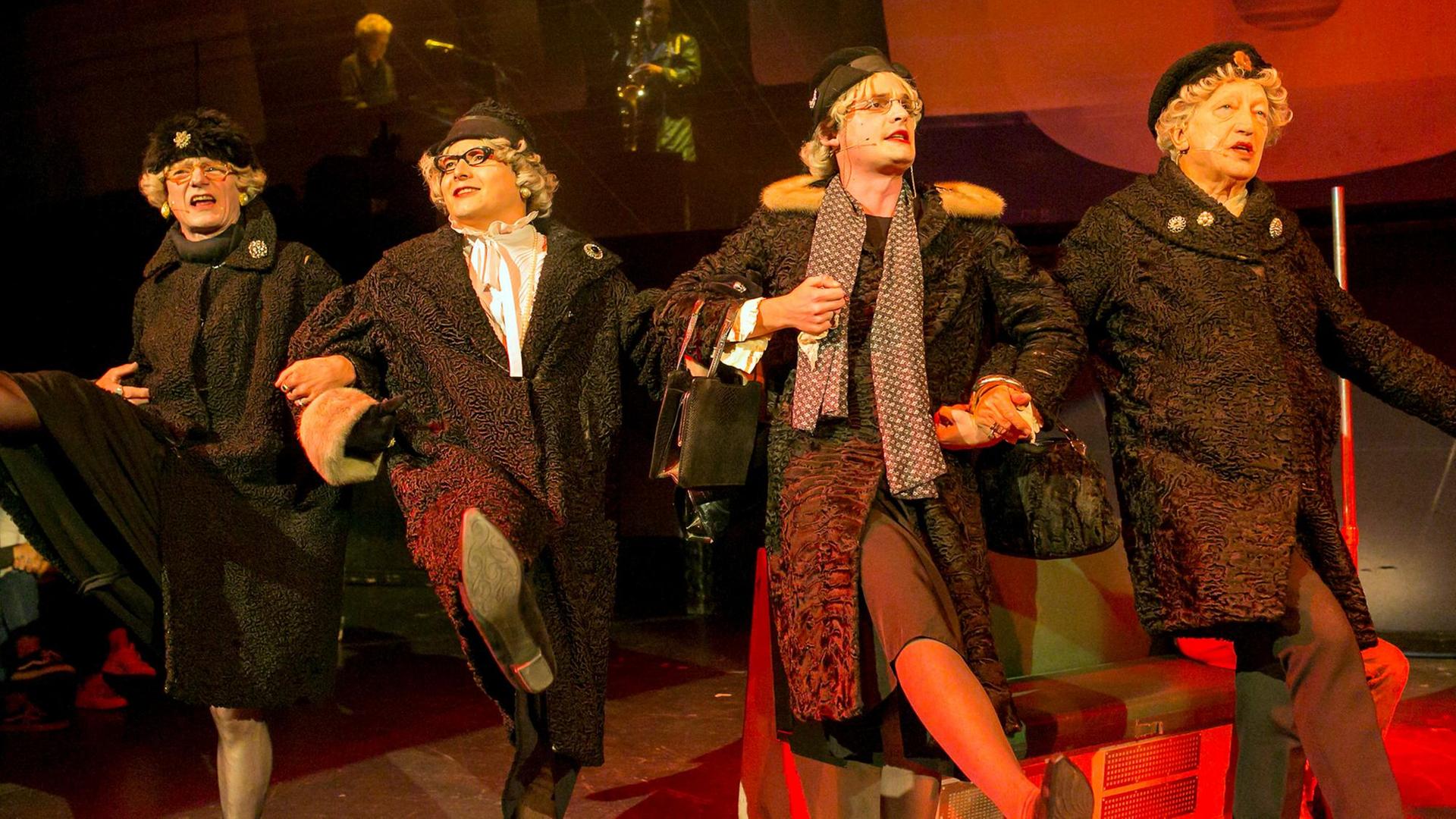Die legendären "Wilmersdorfer Witwen" im Musical "Linie 1" des Grips-Theaters. Die legendären "Wilmersdorfer Witwen" im Musical "Linie 1" des Grips-Theaters.