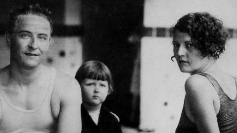 F. Scott Fitzgerald mit seiner Ehefrau Zelda und dem gemeinsamen Kind