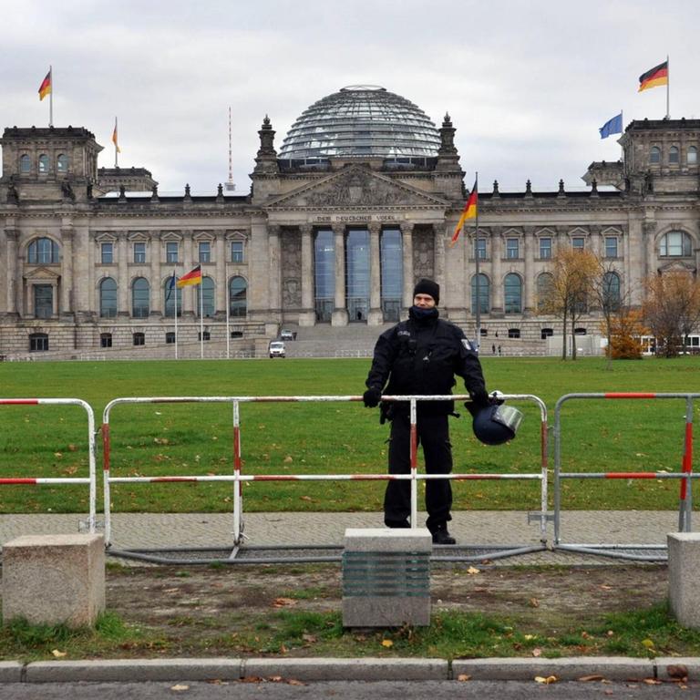 Bundestag mit Absperrungen und Polizisten am 18.11.2020