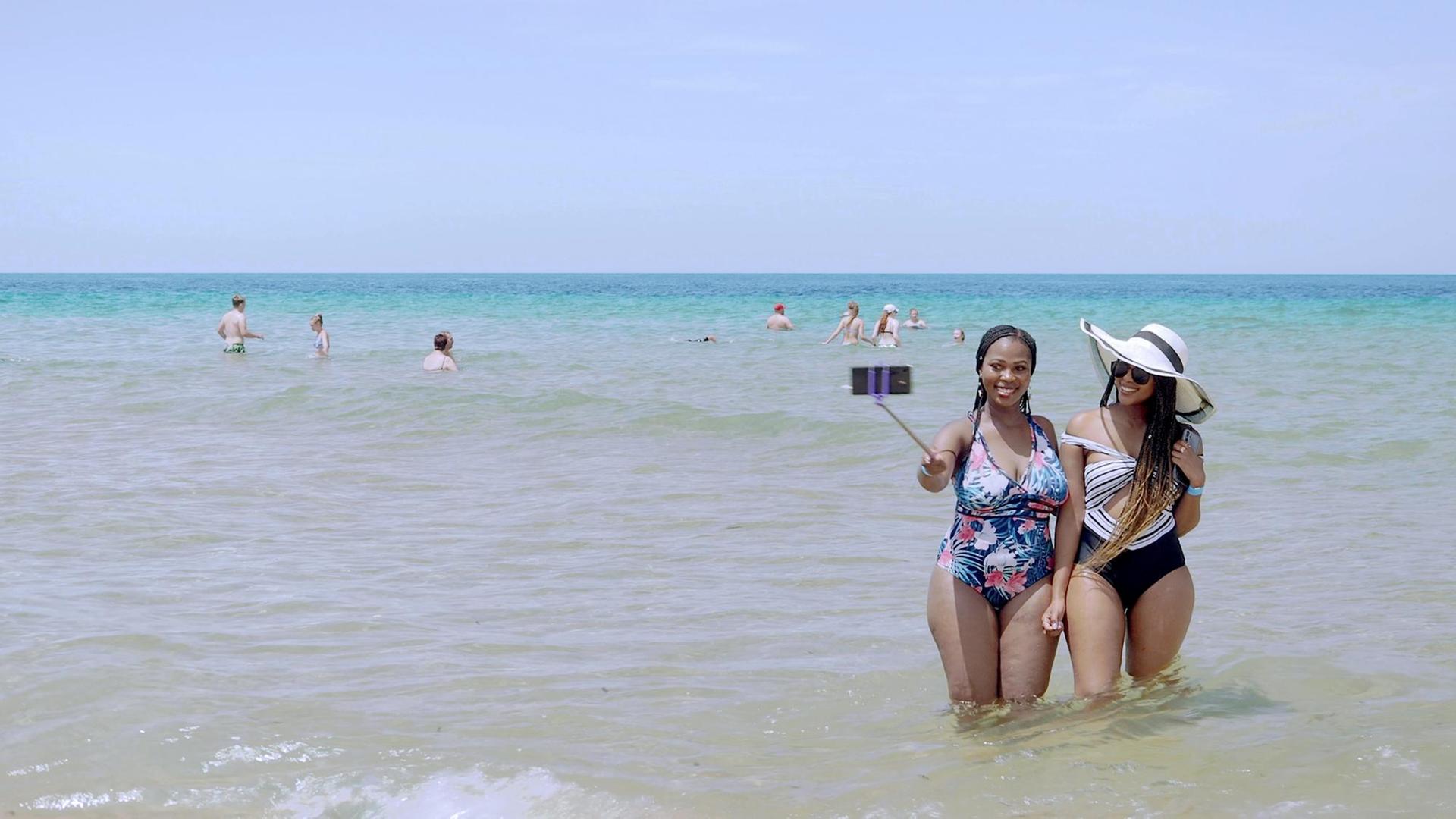 Auf der Ilha dos Portugueses hat MSC eine eigene Beach Lounge errichtet. Hier sollen die Touristen essen, trinken, entspannen. Die Lokalbevölkerung hat keinen Zutritt Auf der Ilha dos Portugueses hat MSC eine eigene Beach Lounge errichtet. Hier sollen die Touristen essen, trinken, entspannen. Die Lokalbevölkerung hat keinen Zutritt