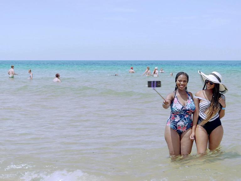 Auf der Ilha dos Portugueses hat MSC eine eigene Beach Lounge errichtet. Hier sollen die Touristen essen, trinken, entspannen. Die Lokalbevölkerung hat keinen Zutritt