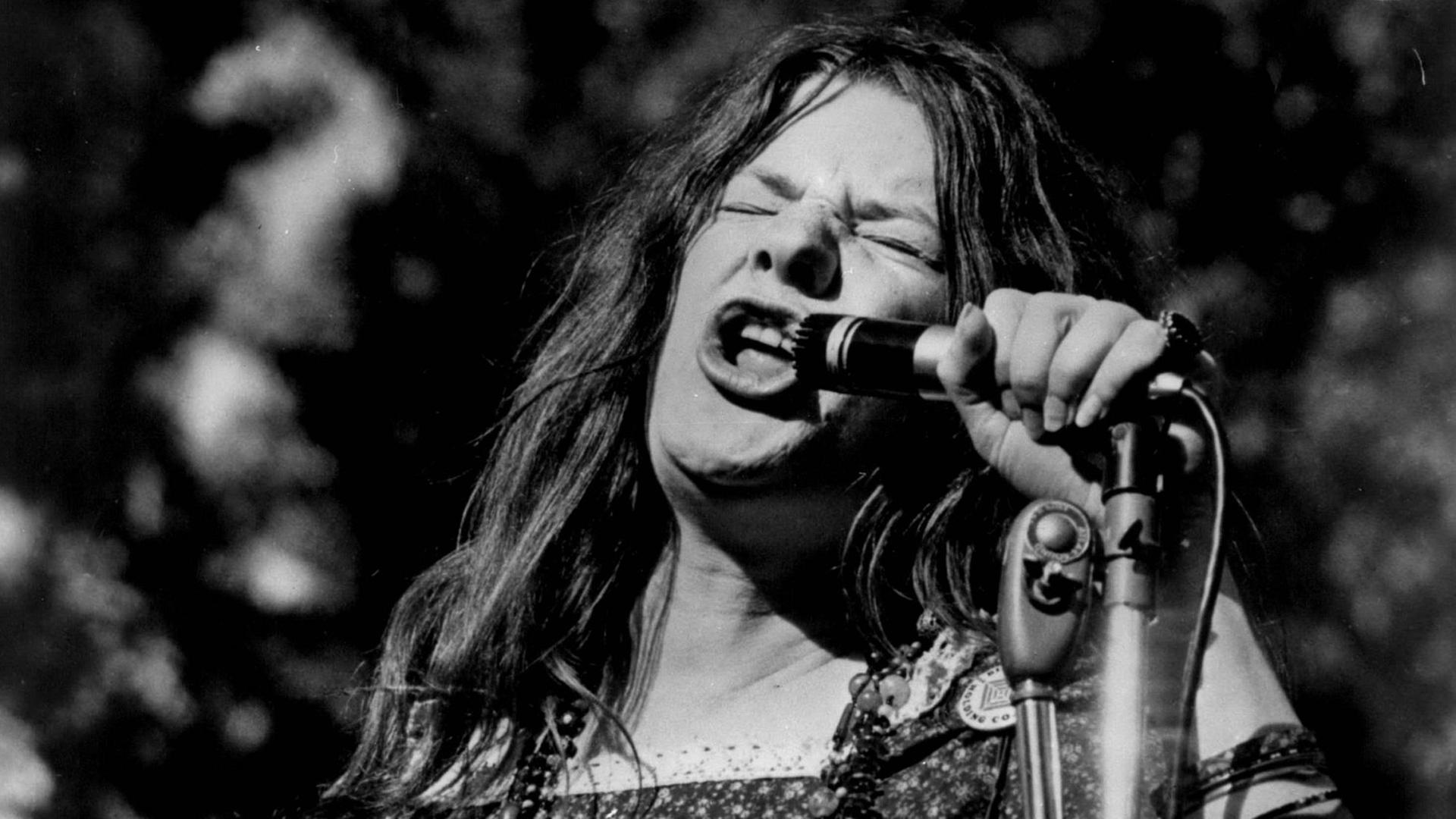 Die Musikerin Janis Joplin singt in ein Mikrofon hinein. Die Musikerin Janis Joplin singt in ein Mikrofon hinein.