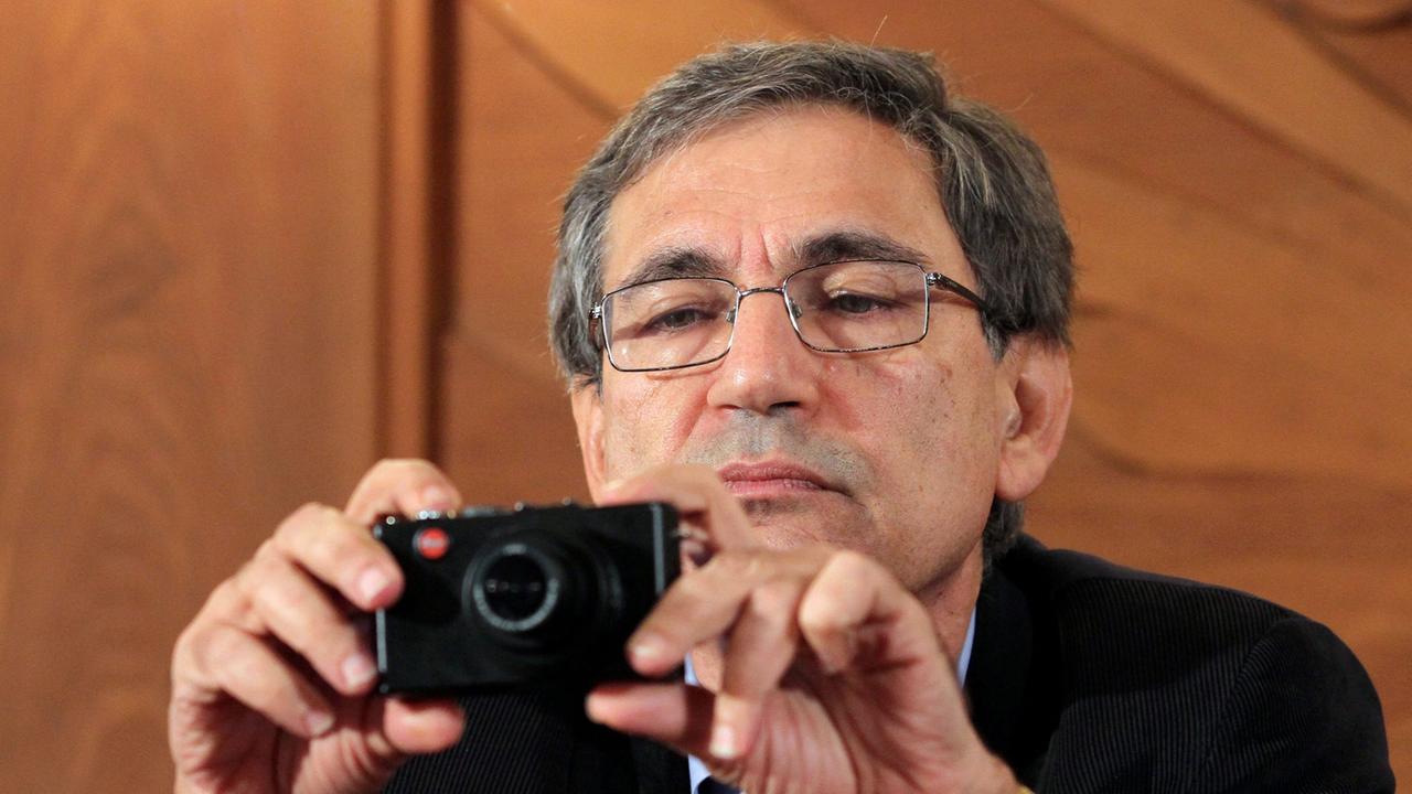 Er hat den Kamerablick: Der türkische Schriftsteller Orhan Pamuk bei einer Lesung in Krakau 2012 Er hat den Kamerablick: Der türkische Schriftsteller Orhan Pamuk bei einer Lesung in Krakau 2012