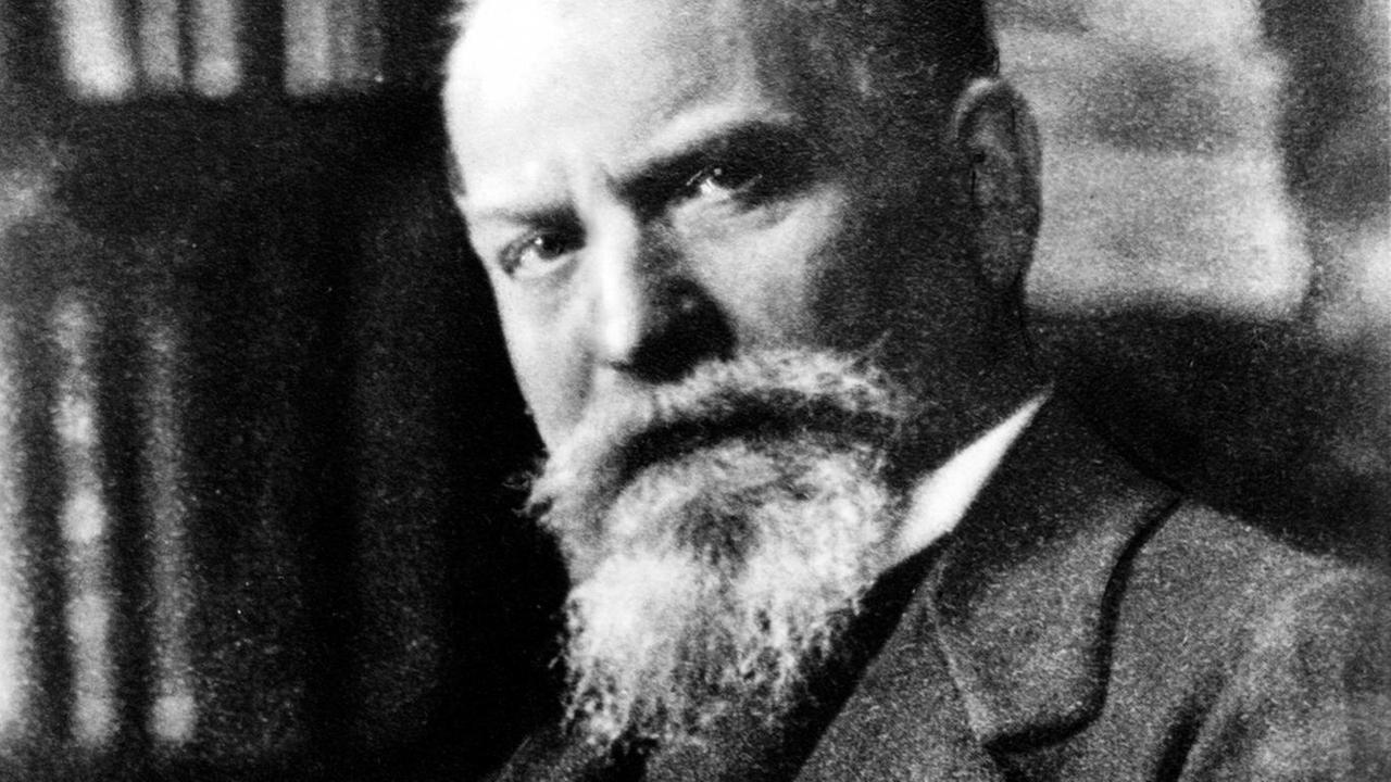 historische Porträtaufnahme von Edmund Husserl vor einer Bucherregal sitzend, um 1930. historische Porträtaufnahme von Edmund Husserl vor einer Bucherregal sitzend, um 1930.