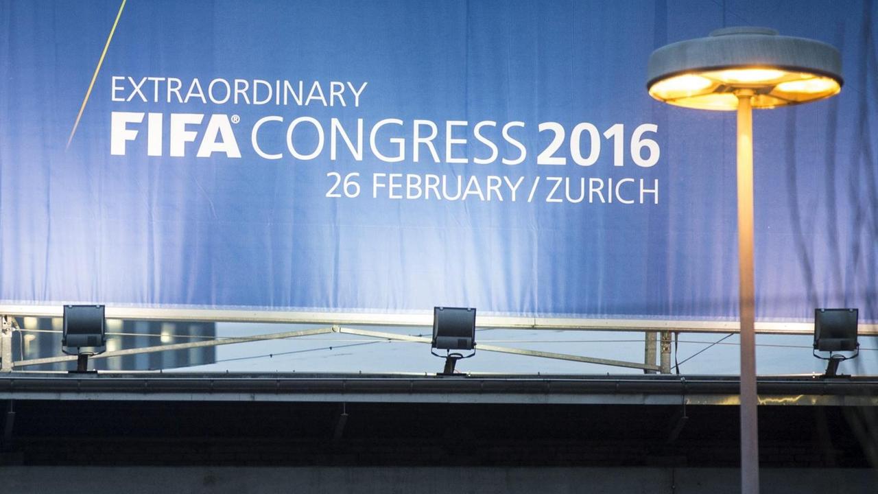 Man sieht ein großes Banner mit der Aufschrift: "Extraordinary FIFA Congress 2016".