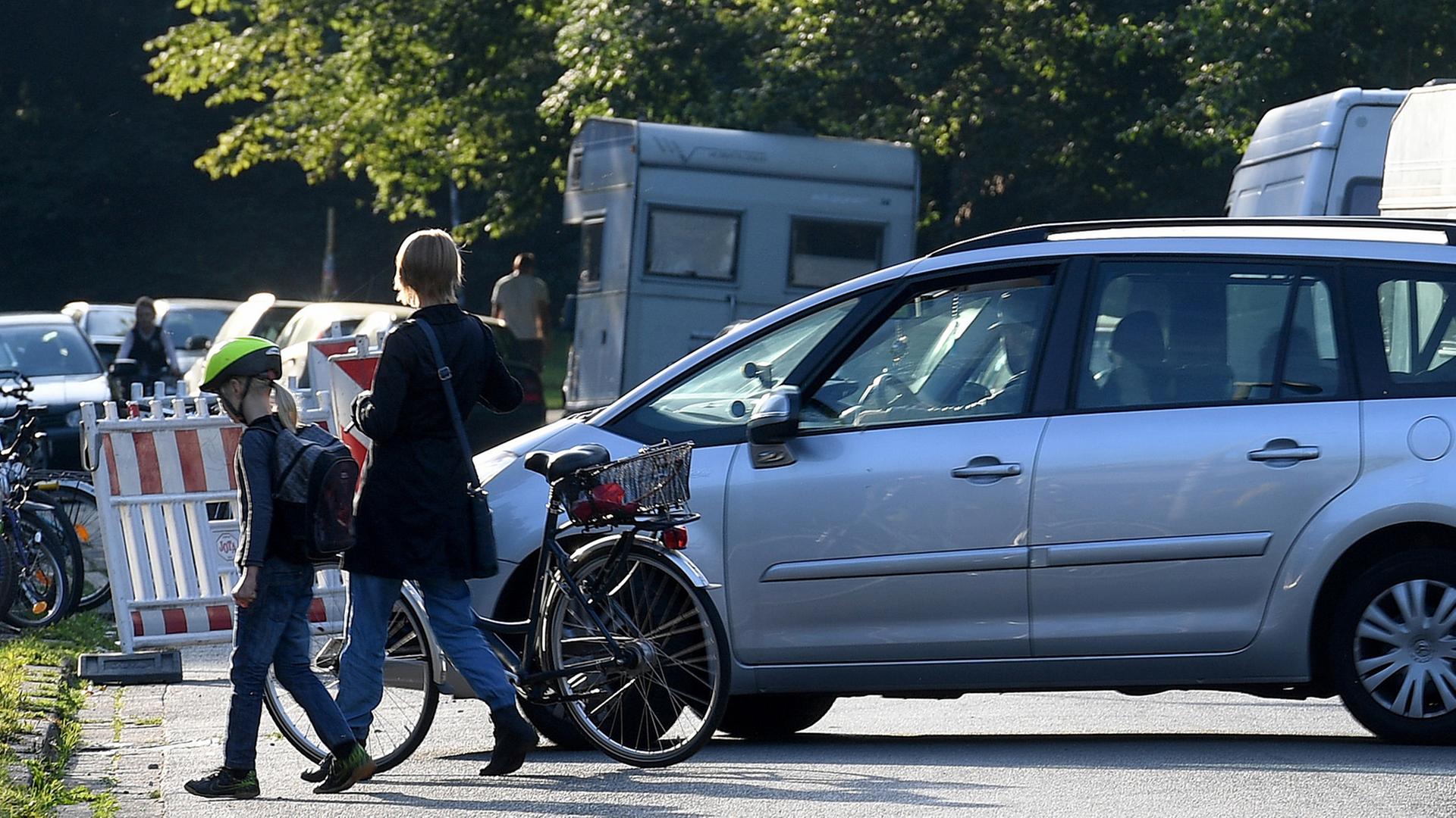 Ein Fahrzeug wendet auf einer Straße vor einer Schule im hannoverschen Stadtteil Linden-Nord. Vor vielen Schulen herrscht zweimal am Tag ein gefährliches Verkehrschaos. Ein Grund dafür sind die sogenannten "Elterntaxis".