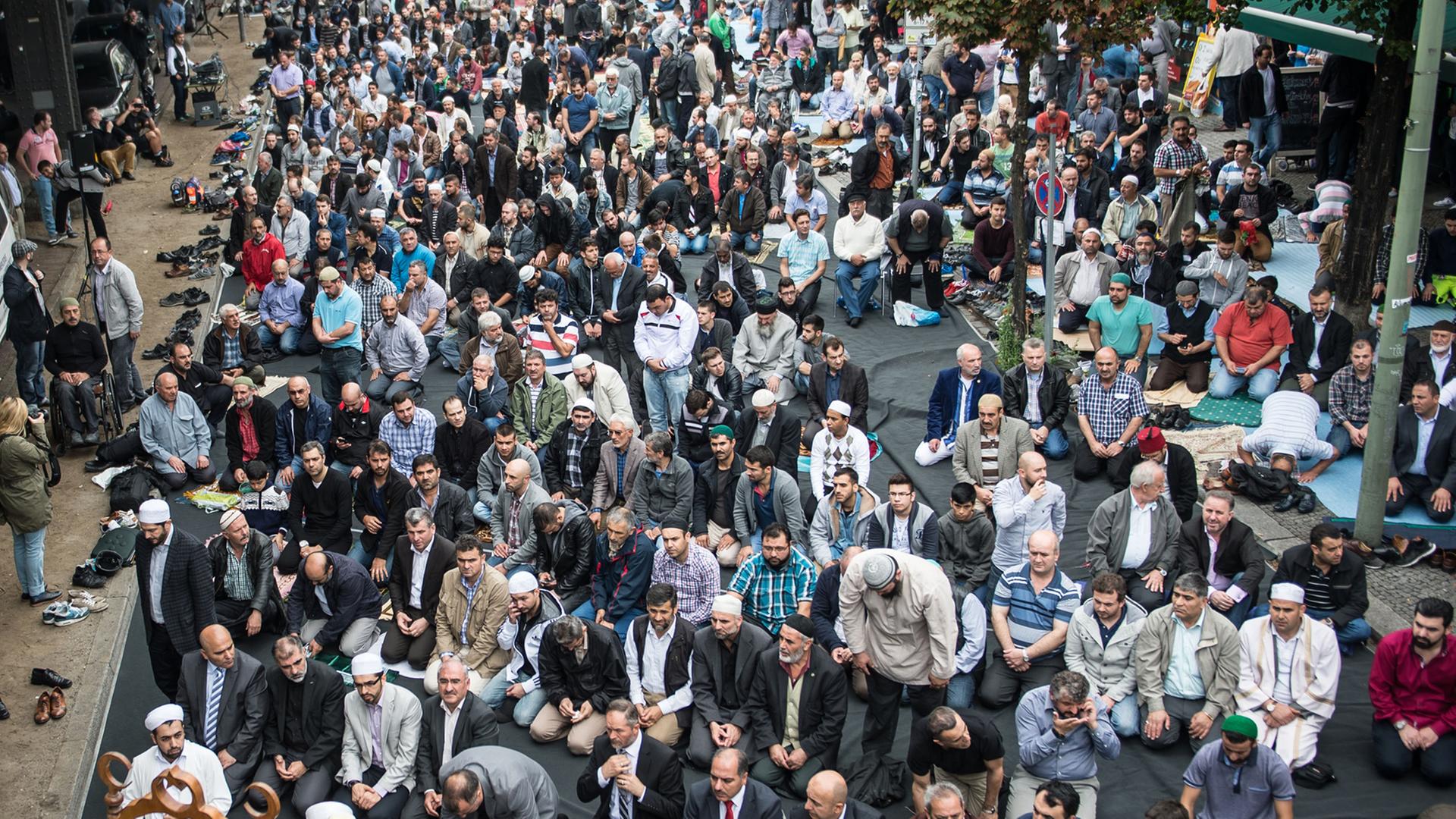 Muslime beten am 19.09.2014 auf der Skalitzer Straße vor der Mevlana Moschee in Berlin während der Aktion der islamischen Verbände gegen Rassismus und Extremismus. Mit einem öffentlichen Friedensgebet und einer Kundgebung haben mehr als tausend Muslime in Berlin-Kreuzberg gegen Rassismus, Fremdenfeindlichkeit und Extremismus demonstriert. Muslime beten am 19.09.2014 auf der Skalitzer Straße vor der Mevlana Moschee in Berlin während der Aktion der islamischen Verbände gegen Rassismus und Extremismus. Mit einem öffentlichen Friedensgebet und einer Kundgebung haben mehr als tausend Muslime in Berlin-Kreuzberg gegen Rassismus, Fremdenfeindlichkeit und Extremismus demonstriert.