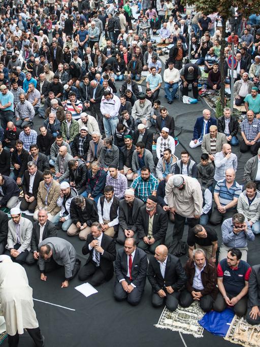 Muslime beten am 19.09.2014 auf der Skalitzer Straße vor der Mevlana Moschee in Berlin während der Aktion der islamischen Verbände gegen Rassismus und Extremismus. Mit einem öffentlichen Friedensgebet und einer Kundgebung haben mehr als tausend Muslime in Berlin-Kreuzberg gegen Rassismus, Fremdenfeindlichkeit und Extremismus demonstriert.