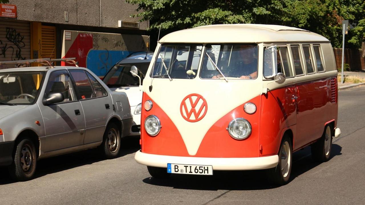 Ein alter VW-Bus fährt in einer Straße in Berlin im Bezirk Schöneberg. Ein alter VW-Bus fährt in einer Straße in Berlin im Bezirk Schöneberg.