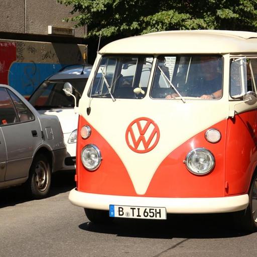 Ein alter VW-Bus fährt in einer Straße in Berlin im Bezirk Schöneberg.