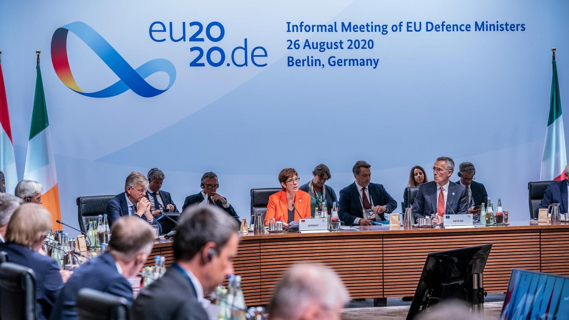 26.08.2020, Berlin: Annegret Kramp-Karrenbauer (CDU, Mitte, hinten), Verteidigungsministerin, spricht neben Jens Stoltenberg (2.v.r.), Nato-Generalsekretär, zu Beginn des informellen Treffens der EU-Verteidigungsminister. Das Treffen stand im Rahmen der deutschen EU-Ratspräsidentschaft auf dem Programm. 26.08.2020, Berlin: Annegret Kramp-Karrenbauer (CDU, Mitte, hinten), Verteidigungsministerin, spricht neben Jens Stoltenberg (2.v.r.), Nato-Generalsekretär, zu Beginn des informellen Treffens der EU-Verteidigungsminister. Das Treffen stand im Rahmen der deutschen EU-Ratspräsidentschaft auf dem Programm.