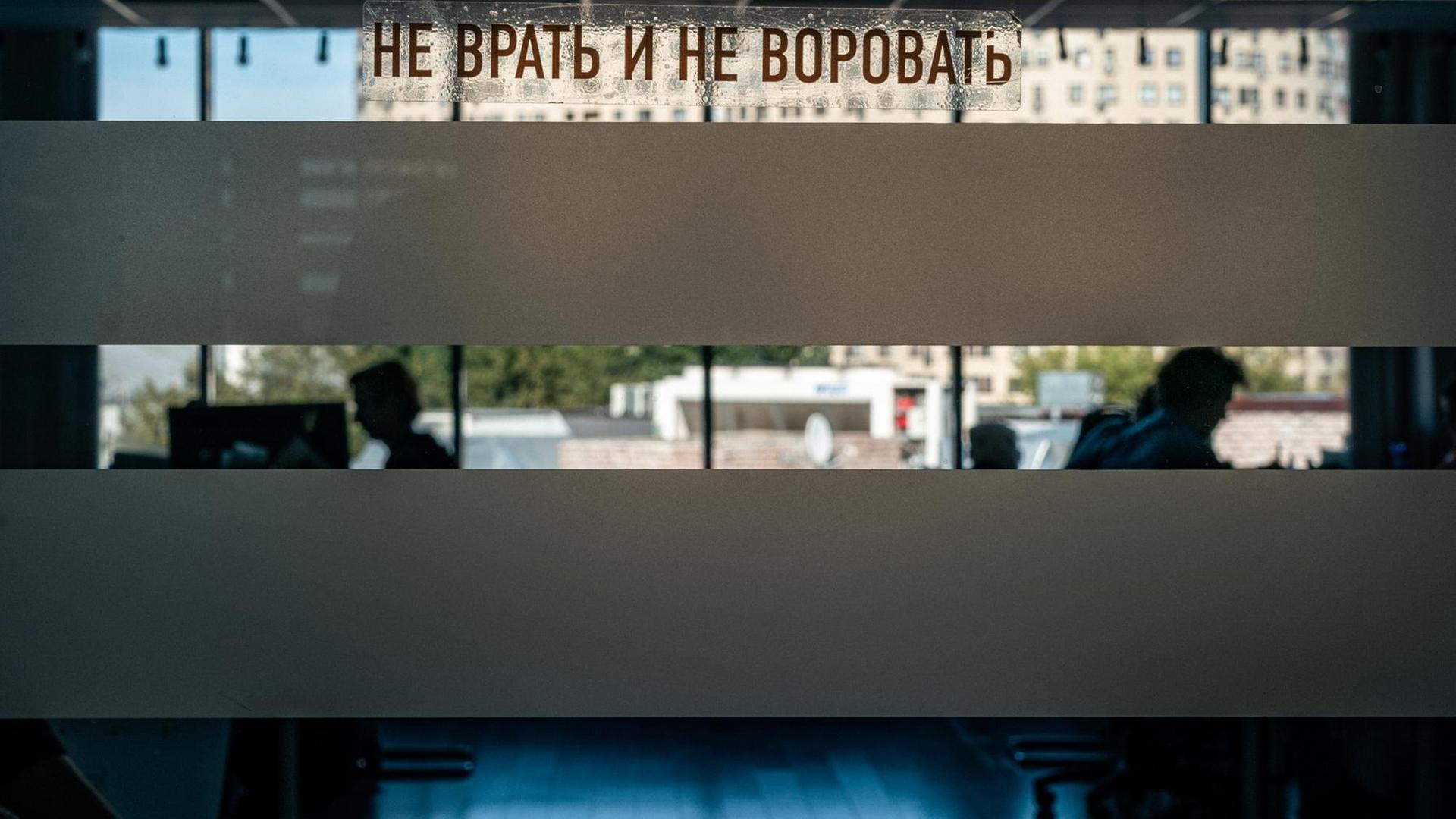 Die Arbeit im Anti-Korruptionsbüro von Kreml-Kritiker Alexej Nawalnyj geht auch nach dem Anschlag auf ihn weiter - "Nicht lügen und nicht stehlen" ist das Motto, 03.09.20