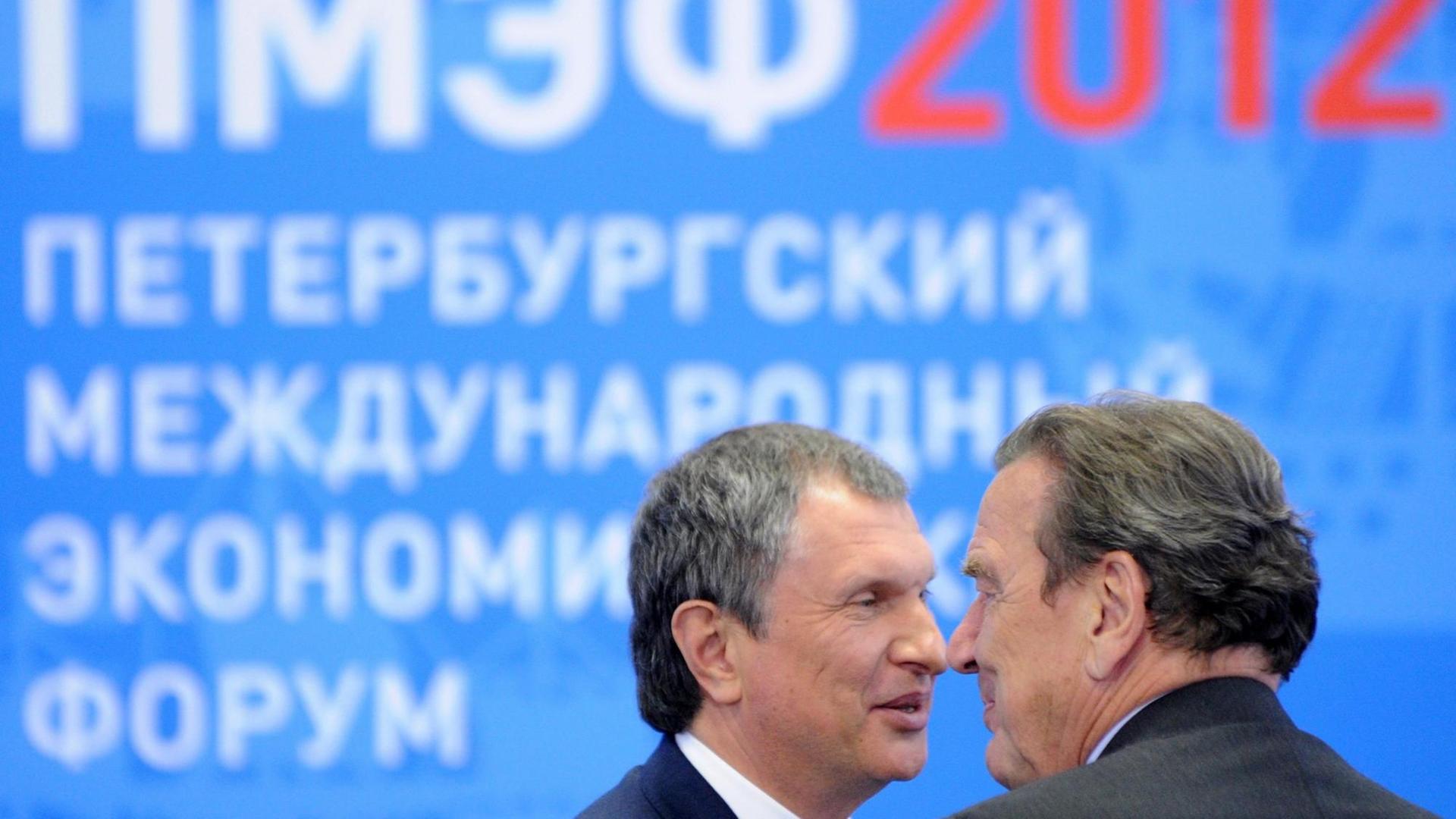Altkanzler Gerhard Schröder im Gespräch mit Rosneft-CEO Igor Setschin auf dem Economic Forum St. Petersburg im Jahr 2012 Altkanzler Gerhard Schröder im Gespräch mit Rosneft-CEO Igor Setschin auf dem Economic Forum St. Petersburg im Jahr 2012