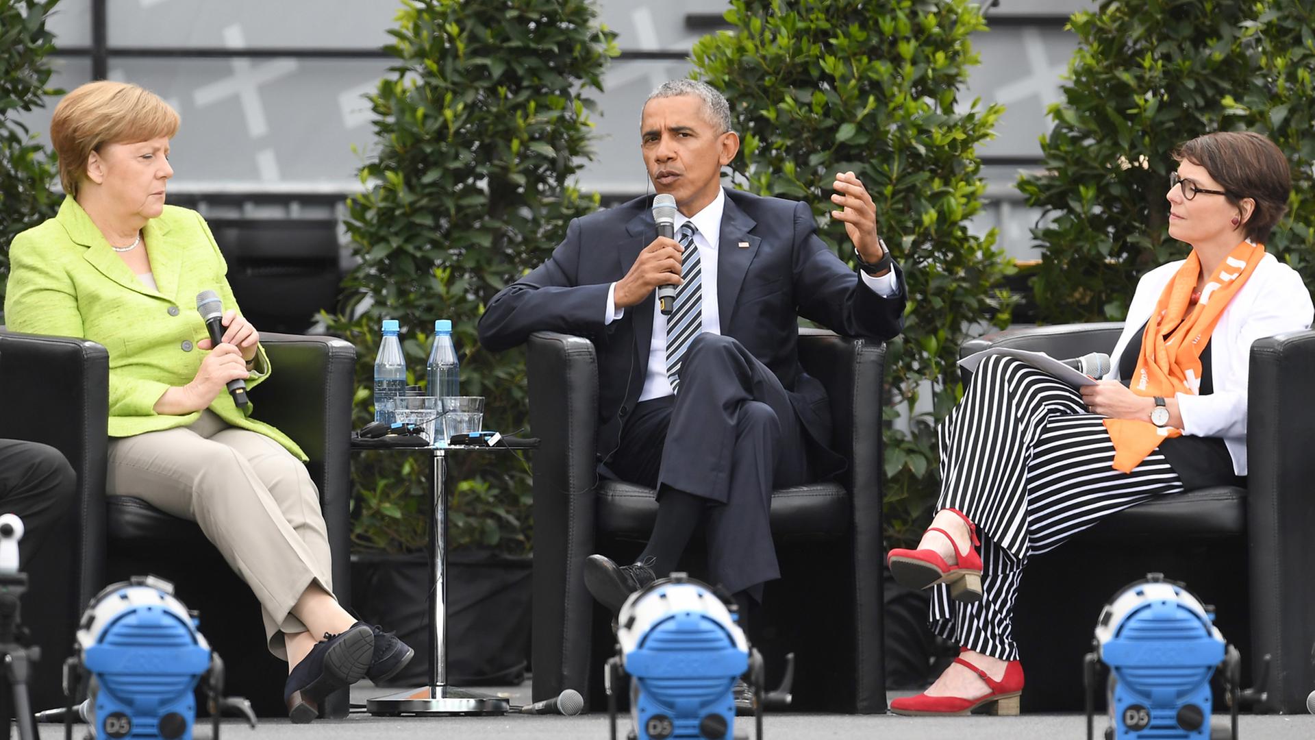 Bundeskanzlerin Angela Merkel (l, CDU), Ex-US-Präsident Barack Obama und die Kirchentagspräsidentin Christina Aus der Au diskutieren auf dem Deutschen Evangelischen Kirchentag am 25.05.2017 in Berlin Bundeskanzlerin Angela Merkel (l, CDU), Ex-US-Präsident Barack Obama und die Kirchentagspräsidentin Christina Aus der Au diskutieren auf dem Deutschen Evangelischen Kirchentag am 25.05.2017 in Berlin