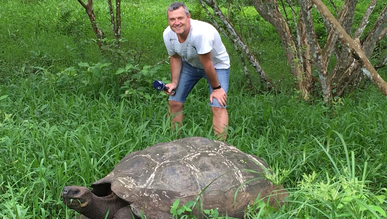 Reporter Julio Segador bei den Aufnahmen vor einer Galápagos-Riesenschildkröte. Reporter Julio Segador bei den Aufnahmen vor einer Galápagos-Riesenschildkröte.